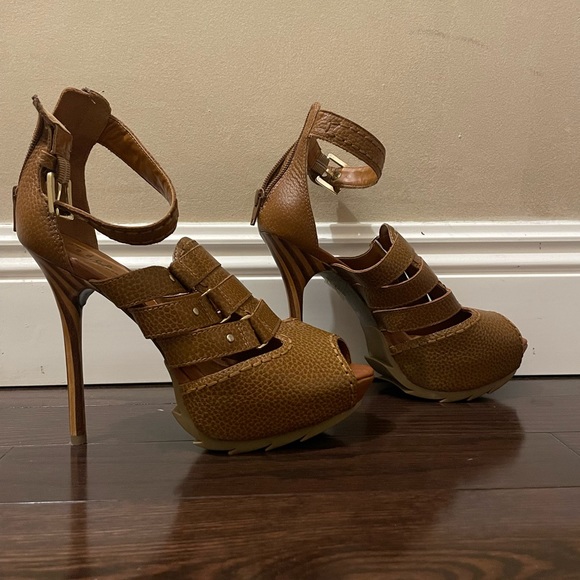Tan heels in size 37 - Picture 2 of 3